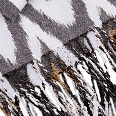 Bufanda ikat de algodón - Bufanda Ikat de algodón con flecos en blanco y negro con estampado de pavo real