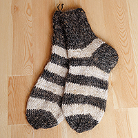 Calcetines de cachemira, 'Sublime Stripes' - Calcetines de lana de cachemira tejidos a mano a rayas unisex marfil y gris