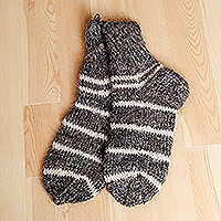 Calcetines de lana de cachemira, 'Misty Lines' - Calcetines de lana de cachemira 100% grises tejidos a mano