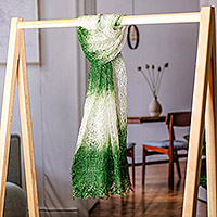 Schal aus Kaschmirwolle, „Forest's Act“ – handgewebter Schal aus weicher Kaschmirwolle in Dunkelgrün und Weiß