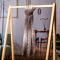 Schal aus Kaschmirwolle, „Mist's Act“ – handgewebter Schal aus weicher Kaschmirwolle in Dunkelgrau und Weiß