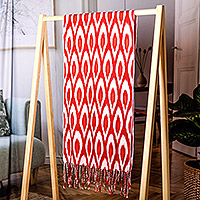 Bufanda ikat de algodón, 'Cherry Plumage' - Bufanda Ikat de algodón con flecos rojos y blancos con estampado de pavo real