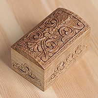Caja de joyería de madera, 'El tesoro de Khiva' - Caja de joyería de madera de nogal floral tallada a mano de Uzbekistán