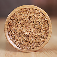 Imán de madera, 'El Edén Floral' - Imán de madera de nogal redondo floral tallado a mano de Uzbekistán
