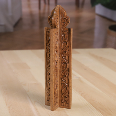 Acento de madera para el hogar - Detalle del hogar de madera de nogal con forma de minarete frondoso tallado a mano