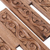 Acento de madera para el hogar - Detalle del hogar de madera de nogal con forma de minarete frondoso tallado a mano