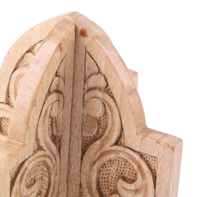 Acento de madera para el hogar - Detalle del hogar hecho a mano de madera de nogal con forma de minarete frondoso