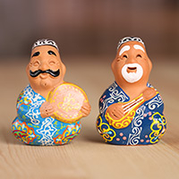 Porzellanfiguren, „Usbekische Musiker“ (Paar) – Paar usbekische Musikerfiguren aus Porzellan im Fayence-Stil