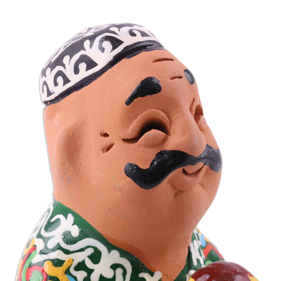 Porzellanfigur - Usbekisch bemalte Fayence-Porzellanfigur „Mann im Gewand“.