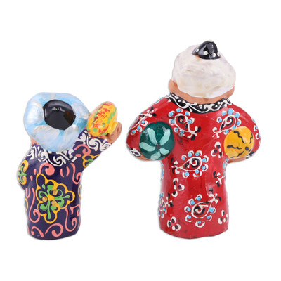 Porcelain figurines, 'Market Friends' (set of 2) - Set of 2 Traditional Hand-Painted Porcelain Figurines