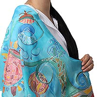 Handbemalter Seiden-Batikschal, „Sommerzirkus“ – Mehrfarbiger Seiden-Batikschal mit handbemaltem Design