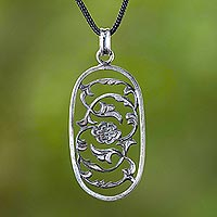 Colgante de plata de ley - Colgante de flor de plata oxidada hecho a mano