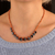 Halskette aus Keramikperlen - Handbemalte Tropfenhalskette aus grauer und orangefarbener Keramik mit Perlen