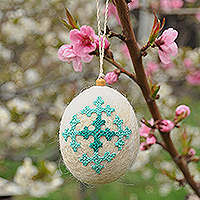 Embroidered wool ornament, 'Yerevan's Fruit' - Handcrafted Embroidered Wool Egg Ornament in Ivory and Green