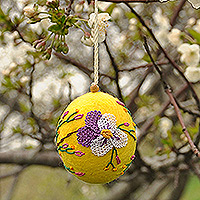 Gesticktes Wollornament, „Sunshine Fruit“ – handgefertigtes, floral besticktes Woll-Ei-Ornament in Gelb