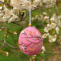 Gesticktes Wollfilz-Ornament, „Marash Spring“ – Handgefertigtes, floral besticktes Wollfilz-Ornament in Rosa