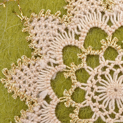 Adorno de fieltro de lana bordado. - Adorno floral de fieltro de lana verde con motivos bordados.