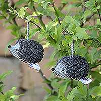 Gehäkelte Ornamente, „Spiky Celebration“ (Paar) – Paar graue Igel-Ornamente aus Acryl, von Hand gehäkelt