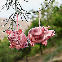 Gehäkelte Ornamente, „Piggy Holidays“ (Paar) – Paar rosa Acryl-Schweinornamente, von Hand gehäkelt