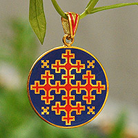 Vergoldeter Anhänger, „Marash Inspiration“ – vergoldeter Emaille-Anhänger mit armenischem Stickerei-Motiv
