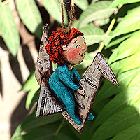 Pappmaché-Ornament, „Kindheitsträume“ – Handbemaltes Pappmaché-Ornament mit Kind und Papierkranich