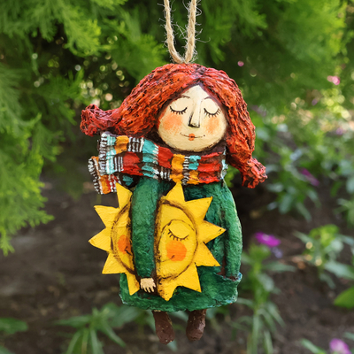 Handbemaltes Pappmaché-Ornament mit Mädchen und Sonne, „Dreamy Sunshine“