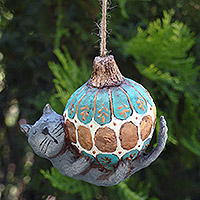 Pappmaché-Ornament, „Feline Sphere“ – Handbemaltes Pappmaché-Ornament mit Katze und Feiertagsball