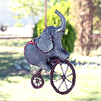 Pappmaché-Ornament, „Giant's Spectacle“ – handbemaltes Pappmaché-Ornament eines Elefanten auf einem Fahrrad
