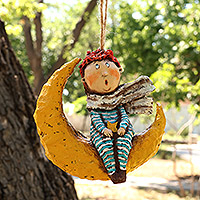 Pappmaché-Ornament, „Der verträumte Junge“ – Handbemaltes Pappmaché-Ornament von Junge und Mond