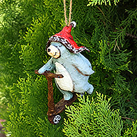 Pappmaché-Ornament, „Scooter Bear“ – handbemaltes Pappmaché-Ornament eines Bären auf einem Roller