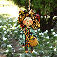 Pappmaché-Ornament, „Dreamy Yarns“ – Handbemaltes Pappmaché-Ornament mit Mädchen und Garnen