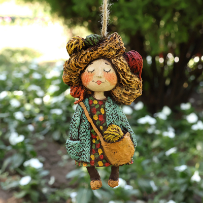 Handbemaltes Pappmaché-Ornament aus Mädchen und Garnen, „Dreamy Yarns“