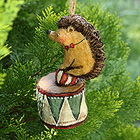 Pappmaché-Ornament, „Igelspektakel“ – handbemaltes Pappmaché-Ornament eines Igels auf einer Trommel