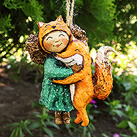Pappmaché-Ornament, „Fantastische Freunde“ – handbemaltes Pappmaché-Ornament von Mädchen und Fuchs