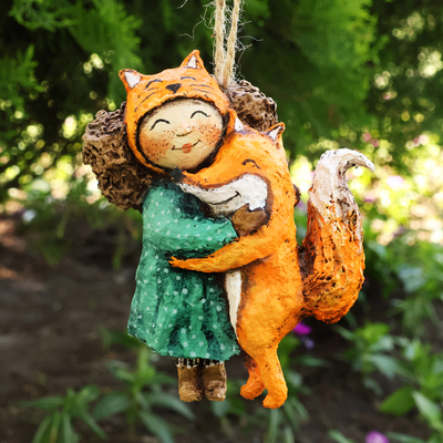 Handbemaltes Pappmaché-Ornament mit Mädchen und Fuchs, „Dreamy Friends“