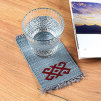 Handbestickte Untersetzer aus Baumwolle, „Traditionen in Grau“ (Paar) – 2 handgewebte Untersetzer aus grauer Baumwolle mit handgesticktem Motiv