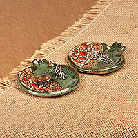 Mini-Keramik-Auffangbehälter, „From the Forest“ (Paar) – Paar glasierte Granatapfel-Auffangbehälter aus grüner und roter Keramik