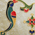 Dekorativer Wohnakzent aus Buntglas, „Birdy M“ – Traditioneller dekorativer Wohnakzent aus Buntglas mit dem Buchstaben „M“.