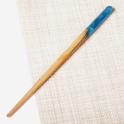 Pasador de fibra natural y resina - Horquilla de fibra natural con detalles de resina azul pintada a mano