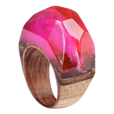 Gewölbter Ring aus Holz und Harz - Handgefertigter gewölbter Ring aus Aprikosenholz und Harz in Fuchsia