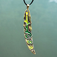 Messing-Anhänger-Halskette, „Eternal Green“ – handbemalte grüne Messing-Anhänger-Halskette aus Armenien