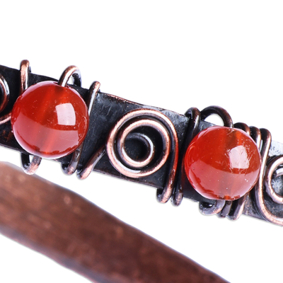 Wickelarmband aus Kupfer und Karneol - Antikes armenisches Wickelarmband aus Kupfer mit Karneolperlen