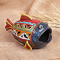 Teelichthalter aus Keramik, „Light Fish“ – handgefertigter mehrfarbiger Teelichthalter aus Keramik in Fischform