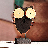 Holzskulptur „Big Eyes Owl“ – Tilia-Skulptur aus Holz und Edelstahl mit Eulenmotiv in Schwarz