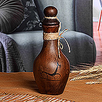 Dekorative Terrakotta-Flasche, „Bezoar Goat“ – Handgefertigte dekorative Terrakotta-Flasche mit Juteseil-Akzenten