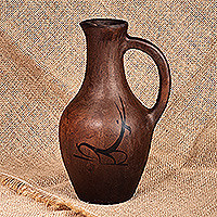 Dekorative Terrakotta-Vase, „Bezoar Goat II“ – Dekorative Krugvase aus Terrakotta mit Bezoar-Ziegenmotiv