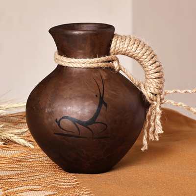 Dekorative Vase aus Terrakotta - Handgefertigte dekorative Terrakotta-Vase mit Juteseil-Akzenten