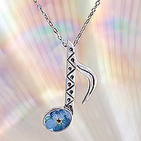 Halskette mit Anhänger aus natürlichen Blumen und Sterlingsilber, „Melodies & Memories“ – Halskette mit Anhänger aus blauen Naturblumen mit Musikmotiv