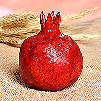 Figura de madera, 'Mensaje de pasión' (mediano) - Figura de madera de tilo rojo pintada a mano (mediana)