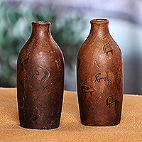 Dekorative Terrakotta-Vasen, „Ancestral Age“ – Set aus zwei braunen dekorativen Flaschenvasen mit Bezoar-Ziegenmotiv
